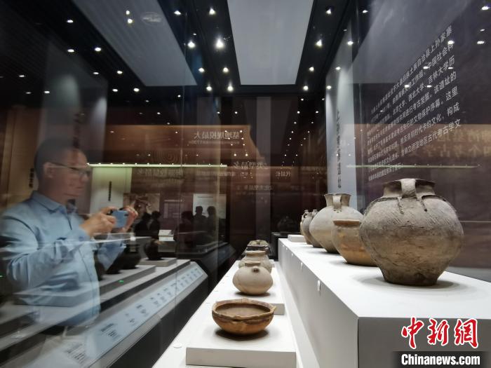 圖為河湟文化博物館展陳的陶器?！?zhí)砀?攝