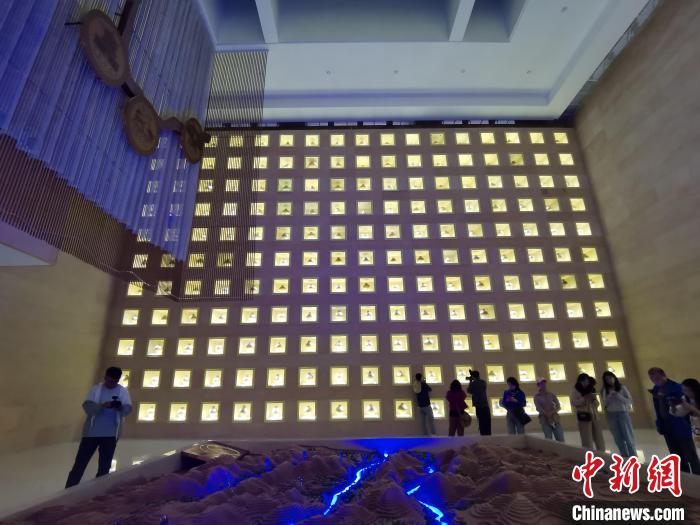 圖為河湟文化博物館序廳的左右彩陶墻放置的374件彩陶。　張?zhí)砀?攝