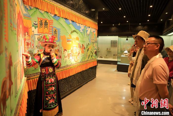 圖為媒體記者了解土族文化?！⊙Φ?攝