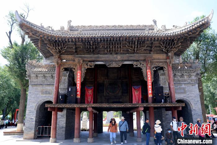 圖為平安驛·河湟民俗文化體驗(yàn)地的戲樓。　薛蒂 攝