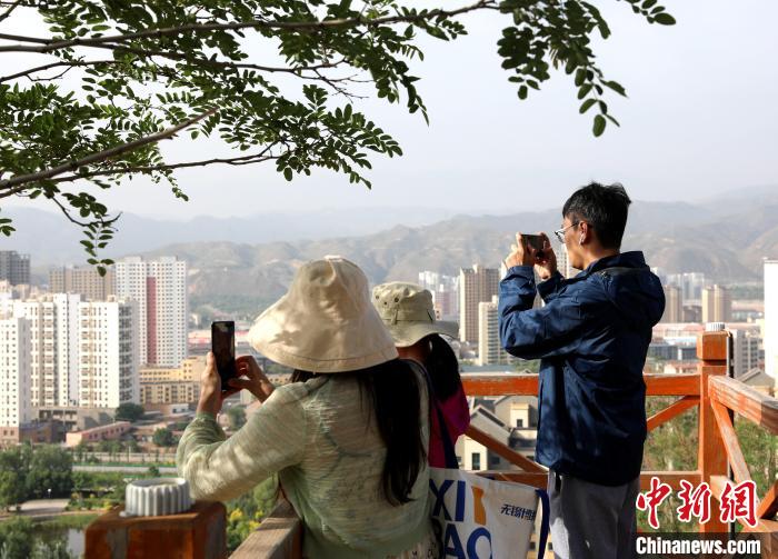 圖為媒體記者登頂朝陽山?！⊙Φ?攝