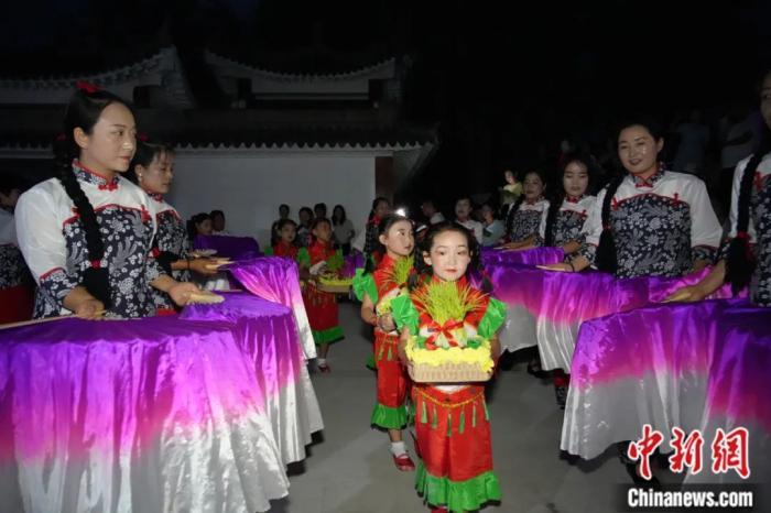 甘肅省西和縣姜席鎮(zhèn)晚霞湖畔，當(dāng)?shù)孛耖g舉行盛大的乞巧儀式。魏朵朵 攝