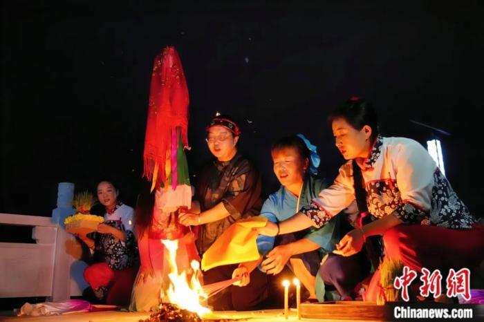 持續(xù)七天八夜的乞巧節(jié)正在西漢水上游的甘肅省西和縣進(jìn)行。西和縣姜席鎮(zhèn)晚霞湖畔，民眾“巧頭”點(diǎn)蠟、炷香、焚裱紙、跪拜，準(zhǔn)備將“巧娘娘”請進(jìn)院。魏朵朵 攝