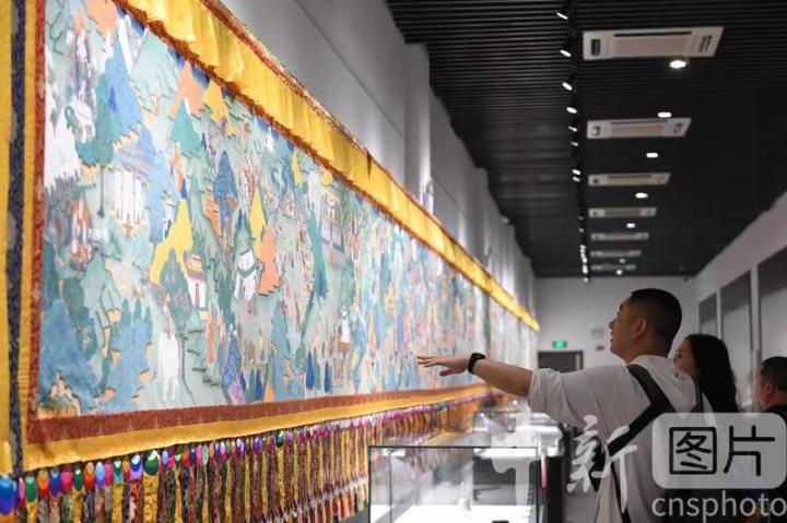 圖為觀眾參觀唐卡《涼州會(huì)盟》。 中新社記者 戴文昌 攝