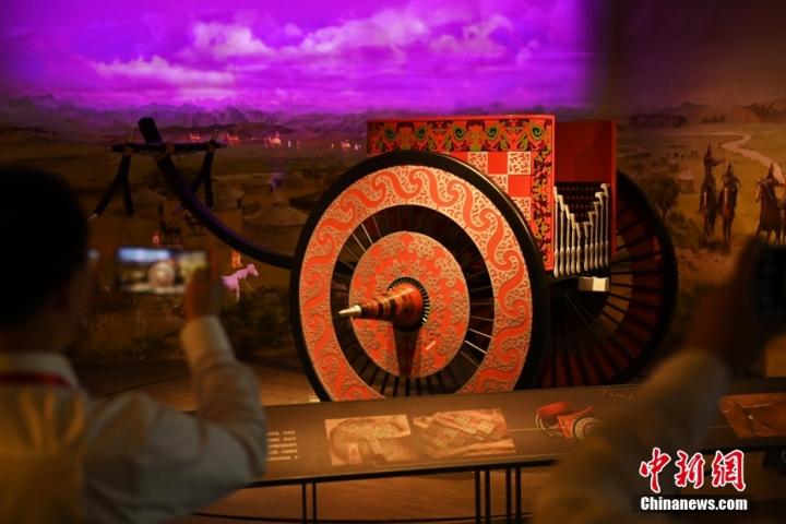 8月16日，甘肅省天水市張家川回族自治縣馬家塬車輿博物館內(nèi)，游客拍攝等比例的戰(zhàn)國(guó)西戎車輿復(fù)制品。