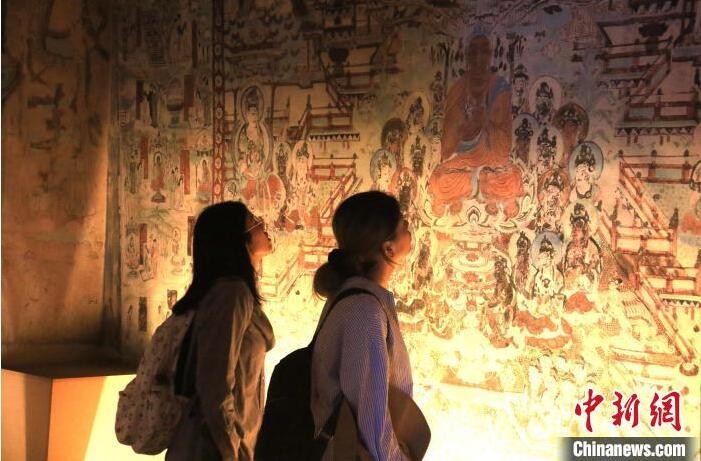 2023年8月27日，游客在甘肅省敦煌市博物館參觀文物展。張曉亮 攝(資料圖)