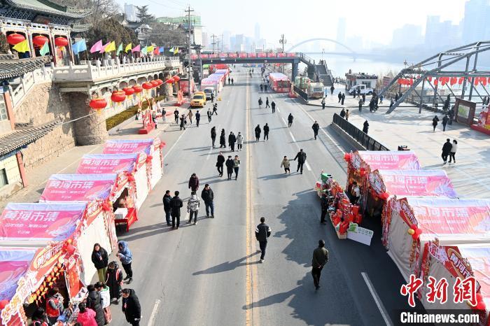 1月30日，蘭州黃河畔的年貨集市吸引顧客選購年貨。九美旦增 攝</p><p>