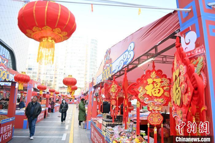 1月30日，蘭州街頭琳瑯滿目的年貨吸引顧客選購。九美旦增 攝</p><p>