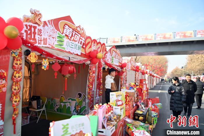 1月30日，蘭州黃河畔的年貨集市吸引顧客選購年貨。九美旦增 攝</p><p>