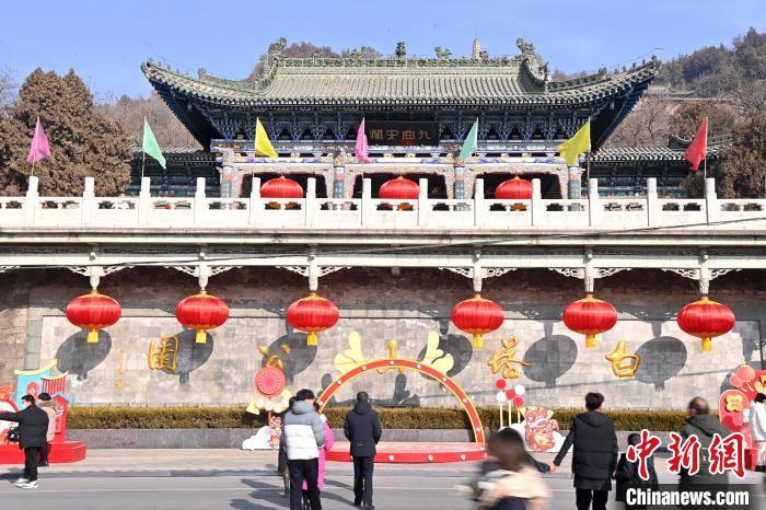 1月30日，裝扮一新的蘭州白塔山公園節(jié)日氛圍濃厚。九美旦增 攝</p><p>