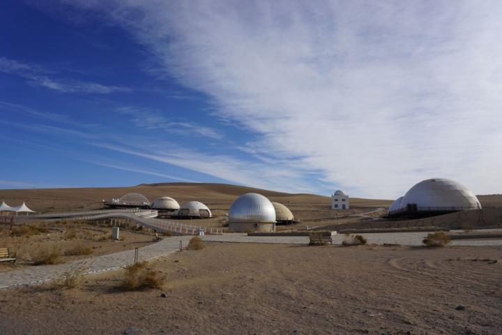 2023年11月28日拍攝的甘肅省武威市民勤縣“摘星小鎮(zhèn)”一角。新華社記者 賈釗 攝