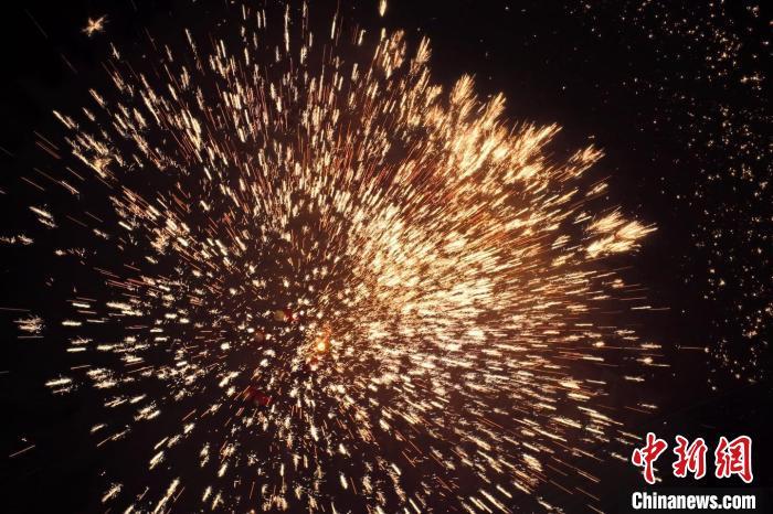 據(jù)悉，“花”與“發(fā)”諧音，取“打花打花，越打越發(fā)”之意?！按蜩F花”不僅蘊(yùn)含著人們祈福納祥的美好愿望，也展現(xiàn)了民間生鐵冶煉傳統(tǒng)技藝的工匠精神。侯奇志 攝