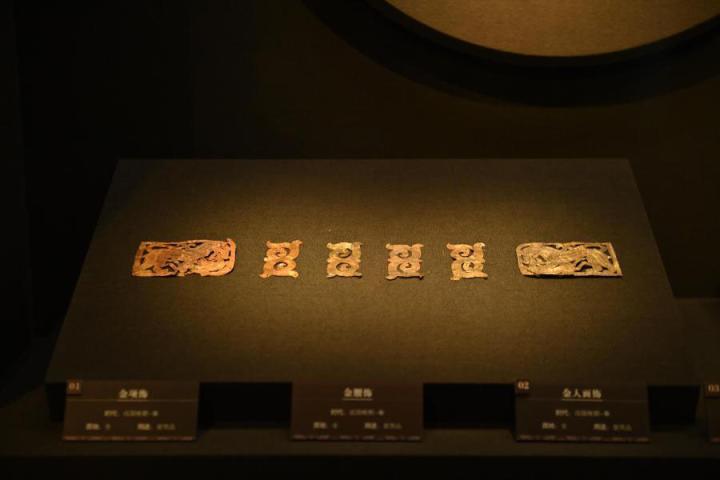 張家川縣馬家塬車輿博物館展陳的馬家塬遺址出土的金項(xiàng)飾、金腰飾、金人畫飾等。李亞龍 攝　　
