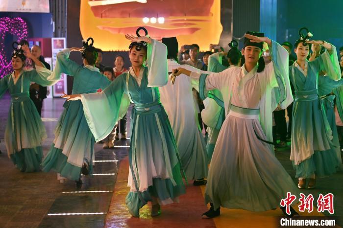 圖為工作人員進(jìn)行舞蹈表演。李亞龍 攝</p>
<p>