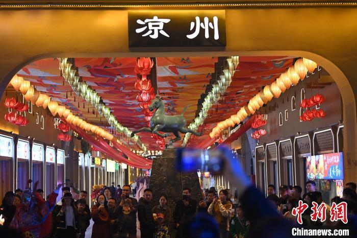 圖為游人拍攝煥然一新亮相的街區(qū)。李亞龍 攝</p><p>