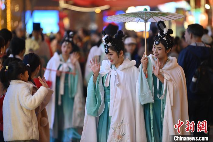 圖為街區(qū)人員著傳統(tǒng)服飾與游人互動。李亞龍 攝</p><p>