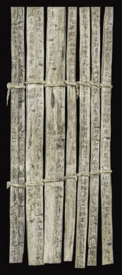 漢簡(jiǎn)《康居王使者冊(cè)》。此簡(jiǎn)記載了西域康居國(guó)使者前來(lái)“進(jìn)貢”駱駝，抵達(dá)敦煌遇到不公后反映問(wèn)題，朝廷受理解決的經(jīng)過(guò)。新華社發(fā)（甘肅簡(jiǎn)牘博物館供圖）