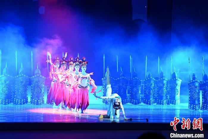 2023年2月18日，蘭州歌舞劇院創(chuàng)排的大型舞劇《大夢(mèng)敦煌》?！　【琶赖┰?攝