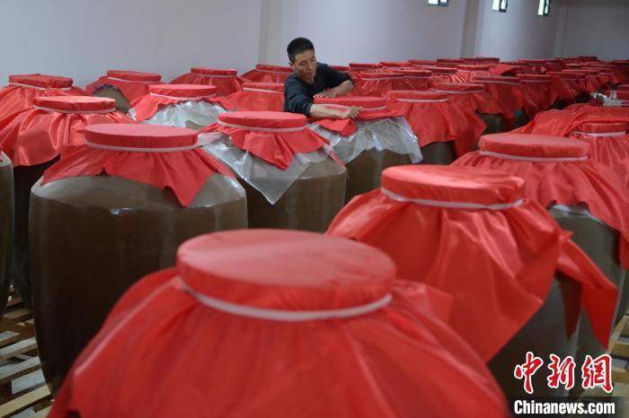 圖為5月10日，工作人員在儲(chǔ)酒庫(kù)檢查酒缸密封性。九美旦增　攝