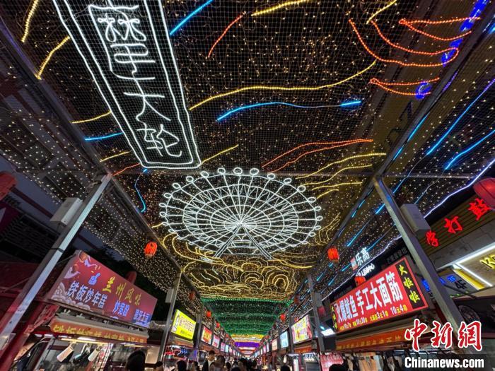 圖為明清街夜市燈光點亮具有武威文化元素的“摩天輪”彩燈?！〈魑牟?攝</p><p>