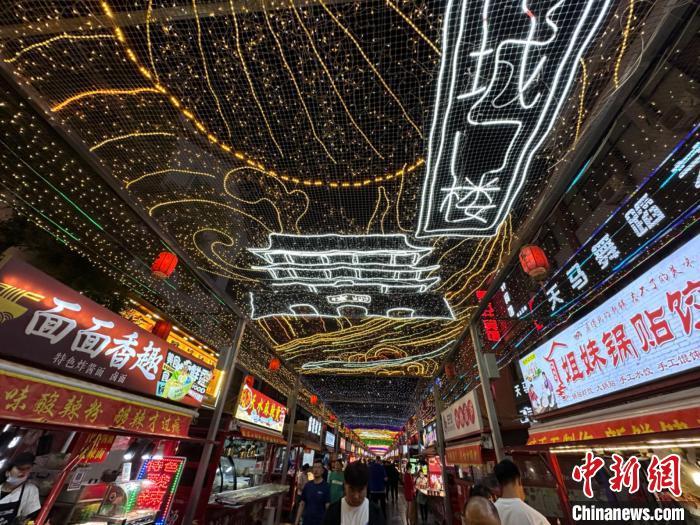 圖為明清街夜市燈光點亮具有武威文化元素的“涼州古城門”彩燈?！〈魑牟?攝</p><p>