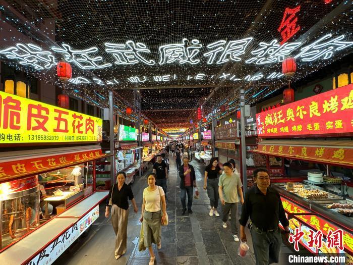 圖為明清街夜市燈光點亮“我在武威很想你”。　戴文昌 攝</p><p>