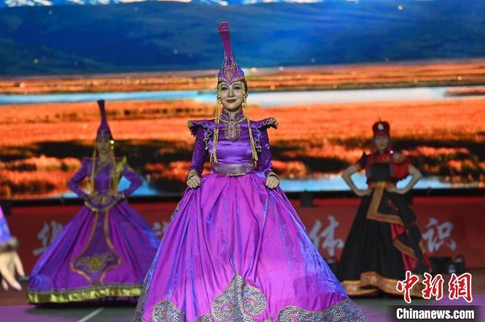 圖為開幕式現(xiàn)場蒙古族服飾秀。李亞龍 攝</p>
<p>