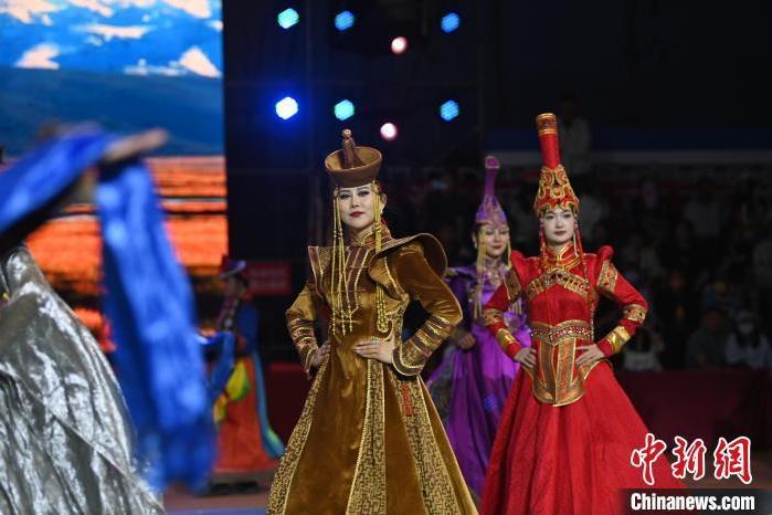 圖為開幕式現(xiàn)場蒙古族服飾秀。李亞龍 攝</p>
<p>
