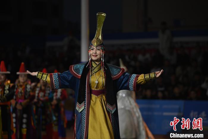 圖為開幕式現(xiàn)場蒙古族服飾秀。李亞龍 攝