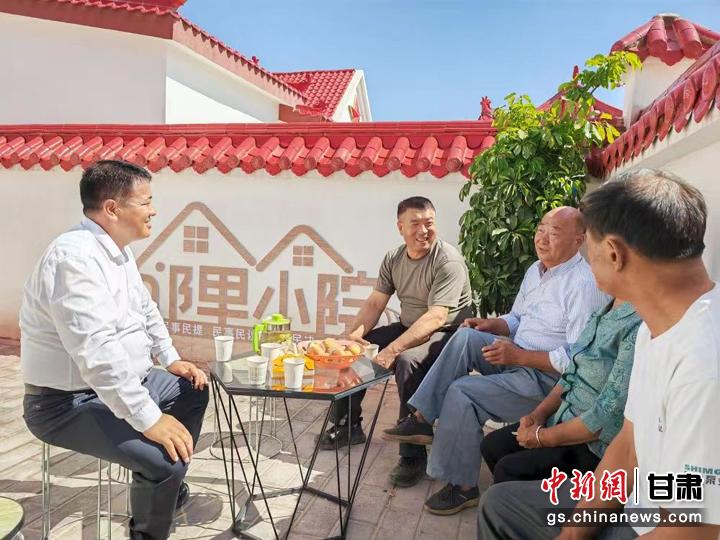 圖為依托“鄰里小院”議事模式開展議事活動，解決村民身邊的熱點(diǎn)難點(diǎn)問題。臨澤縣委宣傳部供圖