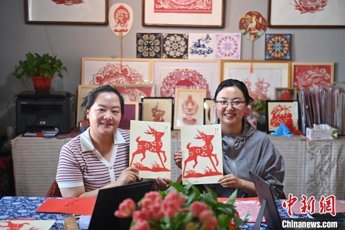 6月6日，在甘肅敦煌青年夜校課程中，青年學員展示學習敦煌非遺剪紙的成果。李亞龍 攝　　