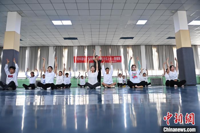 6月6日，在甘肅敦煌青年夜校課程中，青年學員學習敦煌舞課程。李亞龍 攝　　