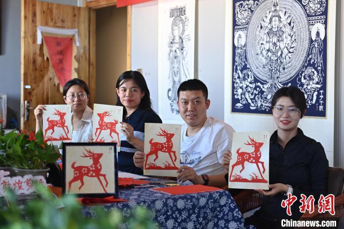 6月6日，在甘肅敦煌青年夜校課程中，青年學員展示學習敦煌非遺剪紙的成果。李亞龍 攝　　