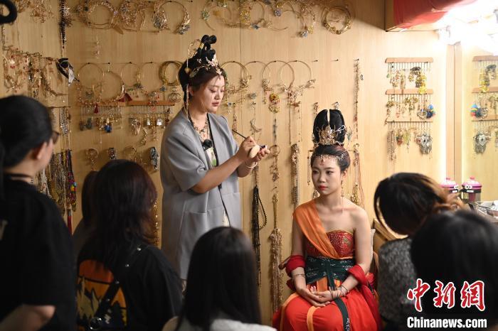 6月6日，在甘肅敦煌青年夜校課程中，青年學員學習敦煌美妝課程。李亞龍 攝