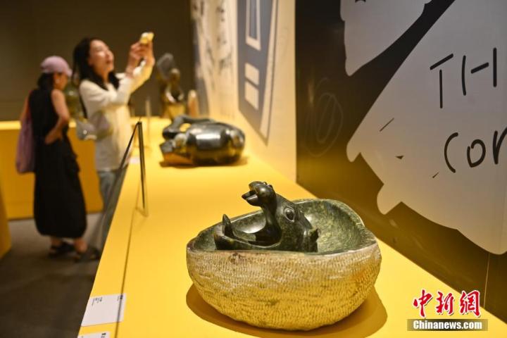 圖為該藝術(shù)展展陳的蛇紋石作品《河馬池》。中新社記者 李亞龍 攝