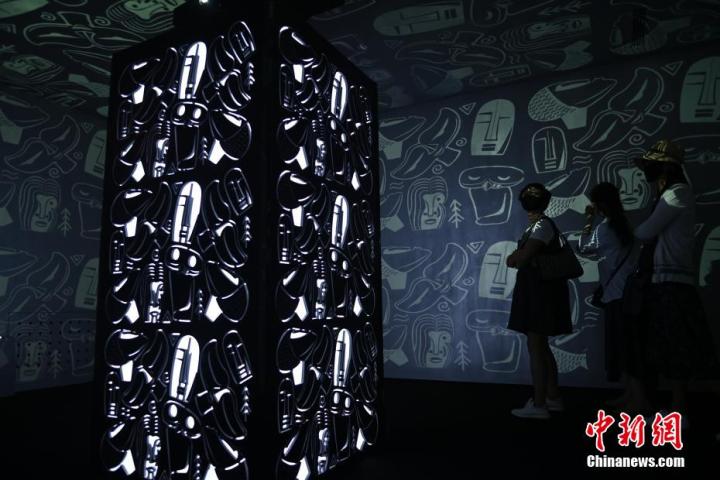 圖為游客參觀(guān)藝術(shù)展。中新社記者 李亞龍 攝