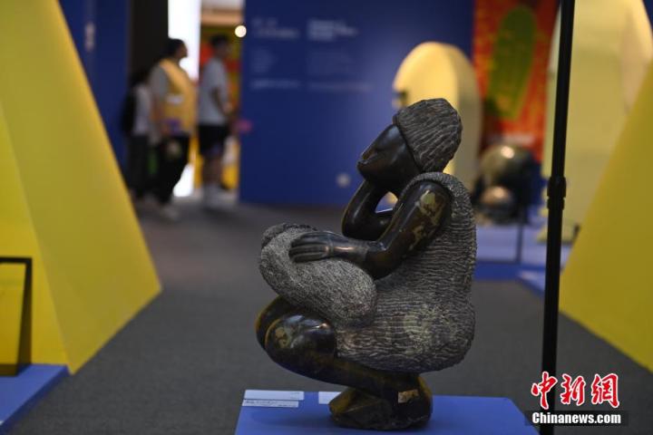 圖為游客參觀(guān)藝術(shù)展。中新社記者 李亞龍 攝</p>
<p>