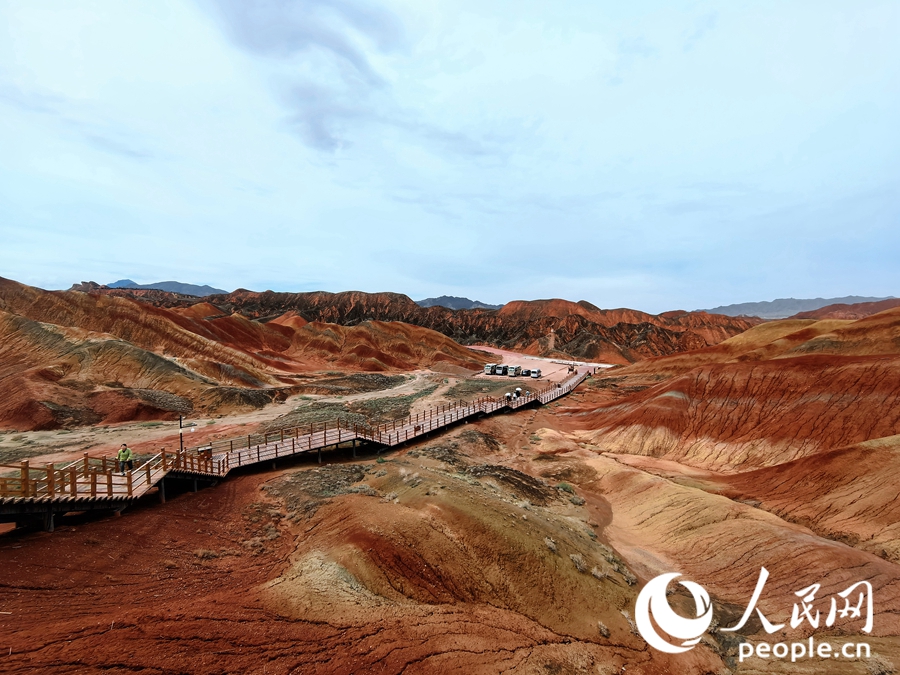 雨后的七彩丹霞，顏色格外艷麗。人民網(wǎng) 黃津曉虎攝