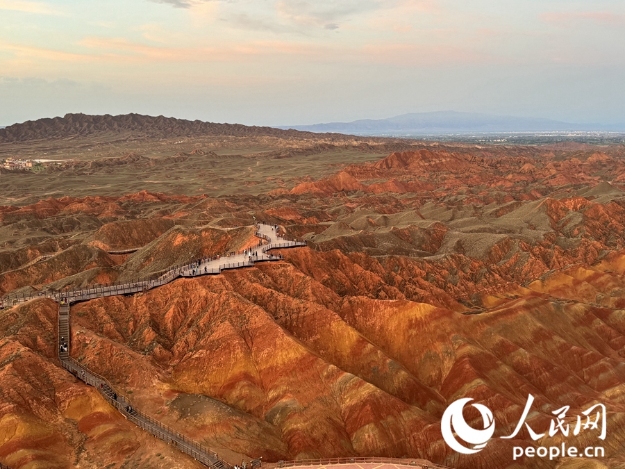 日落時(shí)分，余暉與丹霞交相輝映。人民網(wǎng)記者 徐冬兒攝