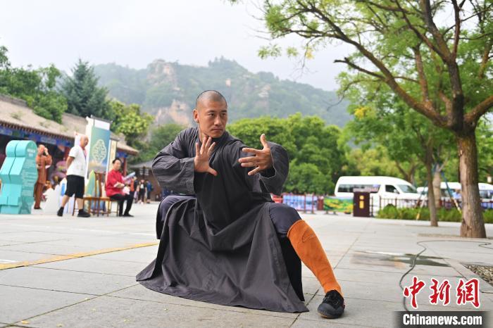 7月14日，甘肅省平?jīng)鍪嗅轻忌骄皡^(qū)內(nèi)，嵩山少林弟子展示武藝。7月13日至14日，“2024年北京體育大學(xué)第十五屆國際武術(shù)比賽交流大會暨首屆崆峒山國際武術(shù)大會”舉行，大會也在崆峒山景區(qū)進(jìn)行問道崆峒、武術(shù)高級研修班、崆峒拜師等系列活動。中新社記者 李亞龍 攝</p>
<p>