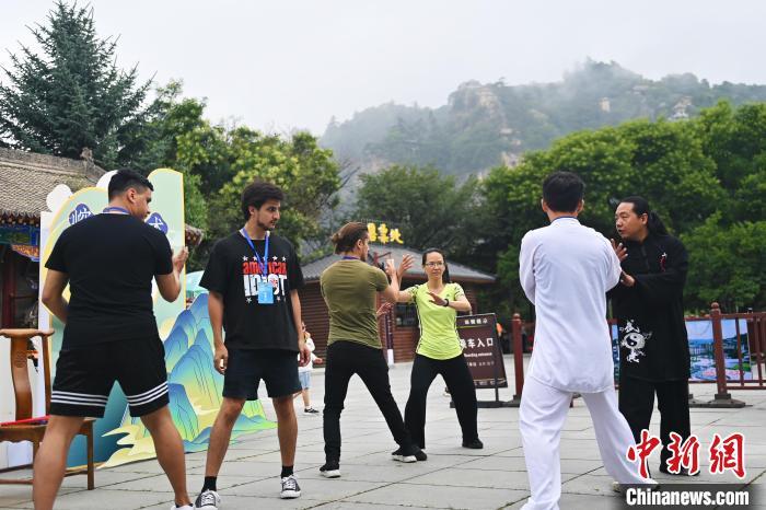7月14日，甘肅省平?jīng)鍪嗅轻忌骄皡^(qū)內(nèi)，外籍武術(shù)愛好者學(xué)習(xí)崆峒派武術(shù)。7月13日至14日，“2024年北京體育大學(xué)第十五屆國際武術(shù)比賽交流大會暨首屆崆峒山國際武術(shù)大會”舉行，大會也在崆峒山景區(qū)進(jìn)行問道崆峒、武術(shù)高級研修班、崆峒拜師等系列活動。中新社記者 李亞龍 攝</p>
<p>