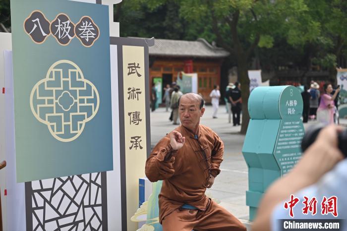 7月14日，甘肅省平?jīng)鍪嗅轻忌骄皡^(qū)內(nèi)，八極拳傳承人展示八極拳。7月13日至14日，“2024年北京體育大學(xué)第十五屆國際武術(shù)比賽交流大會暨首屆崆峒山國際武術(shù)大會”舉行，大會也在崆峒山景區(qū)進(jìn)行問道崆峒、武術(shù)高級研修班、崆峒拜師等系列活動。中新社記者 李亞龍 攝</p>
<p>