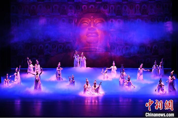 7月18日晚，中國經(jīng)典舞劇《絲路花雨》在甘肅蘭州黃河劇院進(jìn)行演出。中國經(jīng)典舞劇《絲路花雨》迎來45周年，7月17日-8月4日在蘭州開啟為期多天的駐場演出。該舞劇取材于敦煌莫高窟壁畫，集中國霓裳羽衣舞、敦煌舞、印度舞、黑巾舞、波斯馬鈴舞等于一身，自1979年演出至今，該劇先后在40多個(gè)國家和地區(qū)演出近4000場，觀眾550多萬人次。中新社記者 李亞龍 攝</p>
<p>