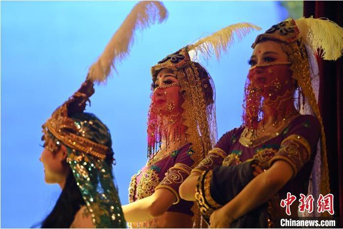 7月18日晚，中國經(jīng)典舞劇《絲路花雨》在甘肅蘭州黃河劇院進(jìn)行演出。中國經(jīng)典舞劇《絲路花雨》迎來45周年，7月17日-8月4日在蘭州開啟為期多天的駐場演出。該舞劇取材于敦煌莫高窟壁畫，集中國霓裳羽衣舞、敦煌舞、印度舞、黑巾舞、波斯馬鈴舞等于一身，自1979年演出至今，該劇先后在40多個(gè)國家和地區(qū)演出近4000場，觀眾550多萬人次。中新社記者 李亞龍 攝</p>
<p>