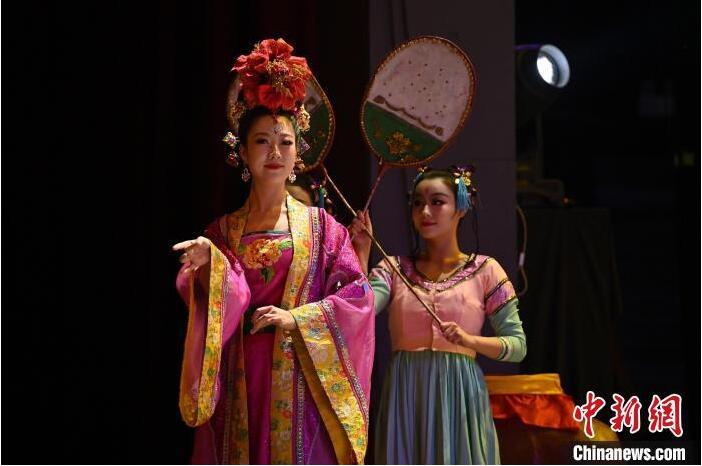 7月18日晚，中國經(jīng)典舞劇《絲路花雨》在甘肅蘭州黃河劇院進(jìn)行演出。中國經(jīng)典舞劇《絲路花雨》迎來45周年，7月17日-8月4日在蘭州開啟為期多天的駐場演出。該舞劇取材于敦煌莫高窟壁畫，集中國霓裳羽衣舞、敦煌舞、印度舞、黑巾舞、波斯馬鈴舞等于一身，自1979年演出至今，該劇先后在40多個(gè)國家和地區(qū)演出近4000場，觀眾550多萬人次。中新社記者 李亞龍 攝</p>
<p>