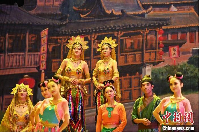 7月18日晚，中國經(jīng)典舞劇《絲路花雨》在甘肅蘭州黃河劇院進(jìn)行演出。中國經(jīng)典舞劇《絲路花雨》迎來45周年，7月17日-8月4日在蘭州開啟為期多天的駐場演出。該舞劇取材于敦煌莫高窟壁畫，集中國霓裳羽衣舞、敦煌舞、印度舞、黑巾舞、波斯馬鈴舞等于一身，自1979年演出至今，該劇先后在40多個(gè)國家和地區(qū)演出近4000場，觀眾550多萬人次。中新社記者 李亞龍 攝</p>
<p>