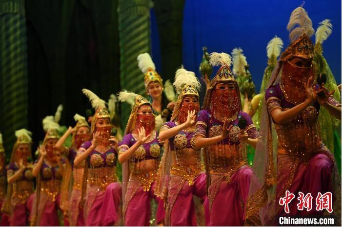 7月18日晚，中國經(jīng)典舞劇《絲路花雨》在甘肅蘭州黃河劇院進(jìn)行演出。中國經(jīng)典舞劇《絲路花雨》迎來45周年，7月17日-8月4日在蘭州開啟為期多天的駐場演出。該舞劇取材于敦煌莫高窟壁畫，集中國霓裳羽衣舞、敦煌舞、印度舞、黑巾舞、波斯馬鈴舞等于一身，自1979年演出至今，該劇先后在40多個(gè)國家和地區(qū)演出近4000場，觀眾550多萬人次。中新社記者 李亞龍 攝</p>
<p>