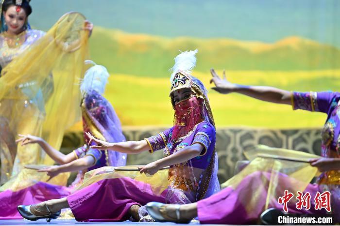 7月18日晚，中國經(jīng)典舞劇《絲路花雨》在甘肅蘭州黃河劇院進(jìn)行演出。中國經(jīng)典舞劇《絲路花雨》迎來45周年，7月17日-8月4日在蘭州開啟為期多天的駐場演出。該舞劇取材于敦煌莫高窟壁畫，集中國霓裳羽衣舞、敦煌舞、印度舞、黑巾舞、波斯馬鈴舞等于一身，自1979年演出至今，該劇先后在40多個(gè)國家和地區(qū)演出近4000場，觀眾550多萬人次。中新社記者 李亞龍 攝</p>
<p>