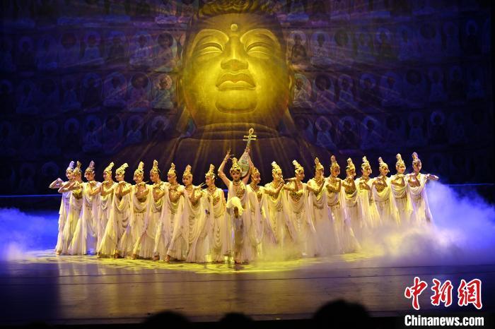 7月18日晚，中國經(jīng)典舞劇《絲路花雨》在甘肅蘭州黃河劇院演出。李亞龍 攝