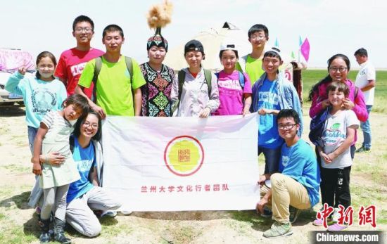 圖為蘭州大學文化行者團隊走進民族社區(qū)。(資料圖)蘭州大學供圖